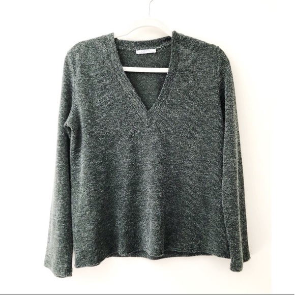 Zara Sweaters - 🍁FALL FAVE •Zara v-neck Sweater